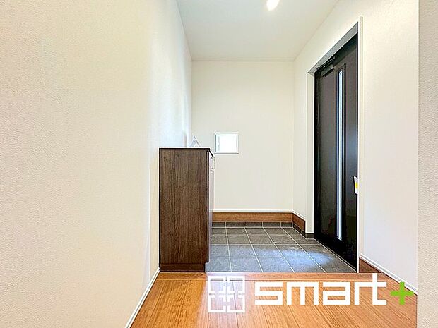 〜穏やかな陽が入る玄関〜 ・玄関ドアにガラス部分を設ける事で穏やかな陽の入る玄関になります。 ・備え付けのシューズボックスはたっぷりしまえて玄関がスッキリ片付きますね。 