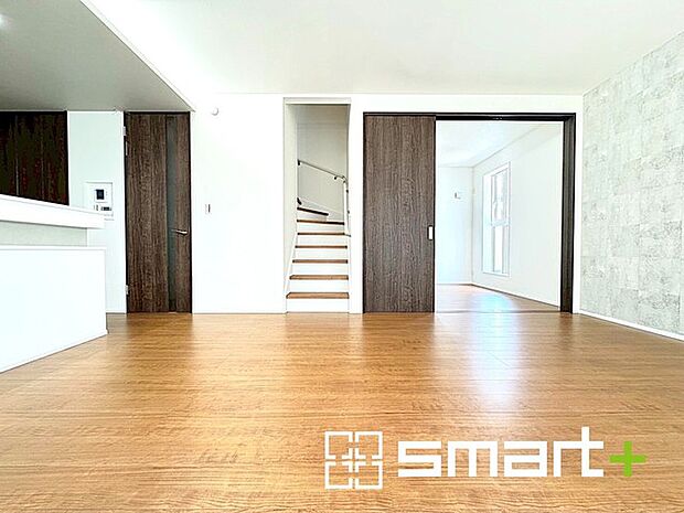 〜家族団らんにピッタリの広々リビング〜 ・穏やかな陽だまりに包まれる居心地の良いＬＤＫは、ご家族が自然と集まる憩いのスペースになりそうですね。 