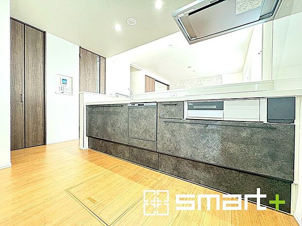 〜人気のカウンターキッチン〜 ・キッチンには余計な柱が無いので、リビングが見渡せ開放感のある造りとなっております。 ・蛇口には浄水器が内蔵されるなど機能面でも優れたキッチンです。 