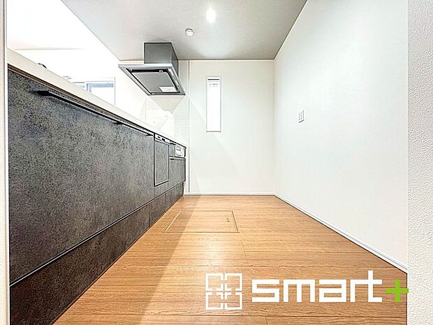 〜使い勝手の良いシステムキッチン〜 ・料理がしやすい設計のキッチンでお料理もはかどりますね。 ・もちろんキッチン下部は収納になっておりますので、フライパンなども収納可能です。 