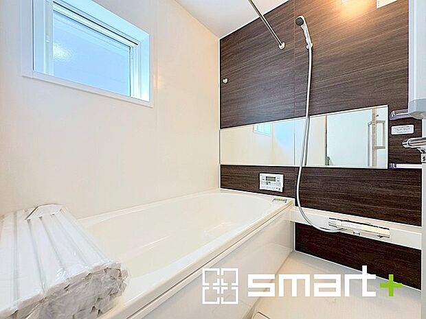 〜暖房乾燥機付きの浴室〜 ・ヒートショック対策にもなる浴室暖房を標準装備。冬場でも暖かくしてからご入浴が可能です。 ・もちろん乾燥機も付いておりますので、雨の日でも洗濯物を干せますよ。 