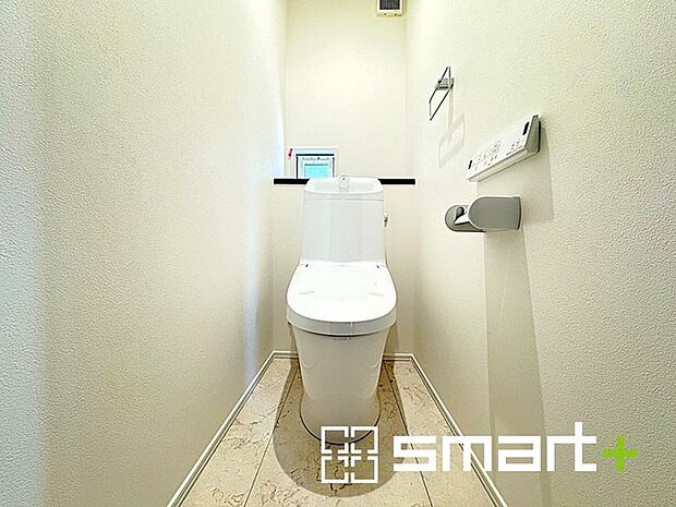 〜小窓付きの明るいトイレ〜 ・使用後や掃除の際に窓を開ければ、外からの新鮮な空気を取り込み素早く換気ができます。 