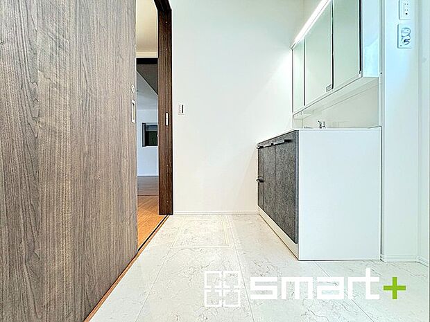 〜明るい洗面スペース〜 ・窓から明るい陽が入るので、気持ちよく朝の支度ができますね。 ・使い勝手の良い三面鏡タイプのシャワー付き洗面化粧台。