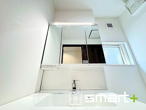 〜人気の三面鏡を採用〜 ・洗面台は三面鏡仕様なので鏡の角度を変える事で頭の後ろの方までご確認可能です。 ・鏡の裏が収納になっておりますので、洗面台周りもスッキリと片付きます。  