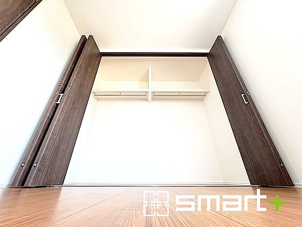 〜あると嬉しいウォークインクローゼット〜 ・大容量のウォークインクローゼット付。衣類をハンガーに掛けたまま収納できるのがうれしいですね。 ・季節ものや小物類なども整理整頓しやすく生活空間が広がります。