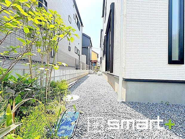 〜お庭もある余裕の敷地〜 ・広々した敷地にはお庭もご用意。お庭があるだけで余裕を感じますね。 ・防草シートや人工芝の敷設などのオプションもお気軽にご相談くださいませ。 