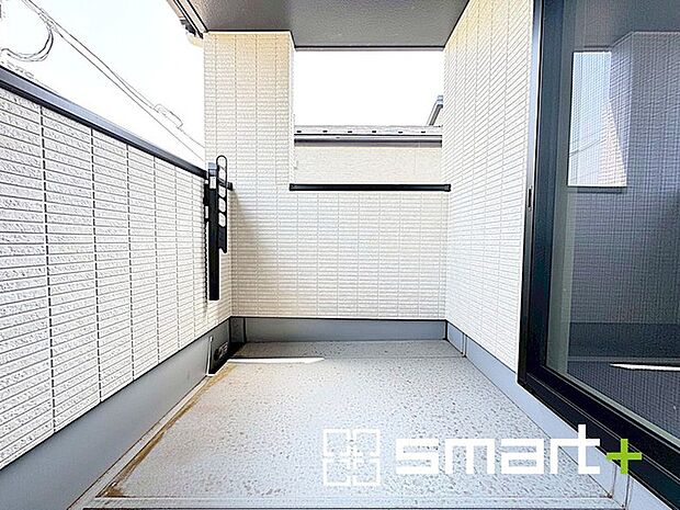 〜屋根付きのバルコニー〜 ・バルコニーは屋根付きなので急な雨でも安心です。奥行きもあるので洗濯物が干しやすいのも嬉しいポイントですね。 ・2部屋から出入りができて毎日のお洗濯も快適。