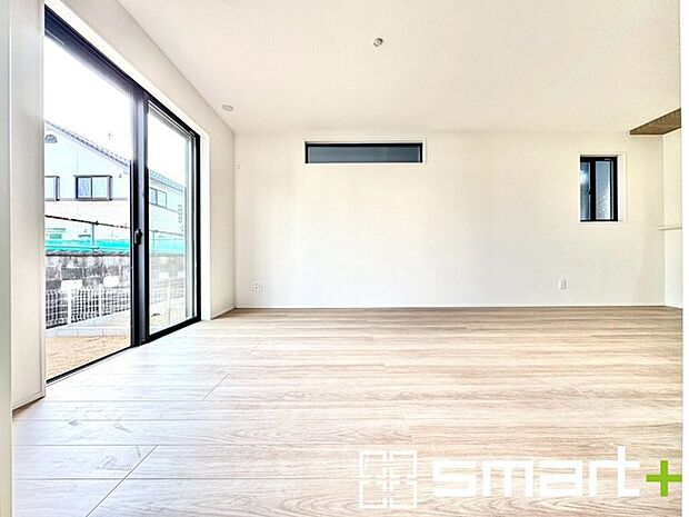 〜余裕の空間が広がるＬＤＫ〜 ・16.87帖あるＬＤＫはご家族団らんのお時間を余裕の広さで演出してくれます。 ・ご内覧の際は家具の配置などもイメージしながらご覧くださいませ。 