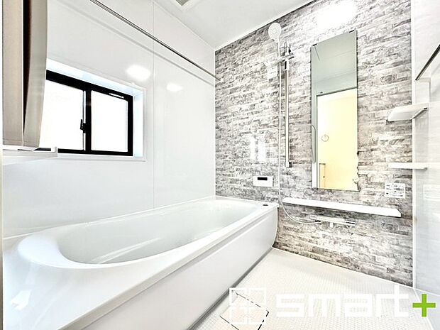 〜暖房乾燥機付きの浴室〜 ・ヒートショック対策にもなる浴室暖房を標準装備。冬場でも暖かくしてからご入浴が可能です。 ・もちろん乾燥機も付いておりますので、雨の日でも洗濯物を干せますよ。 