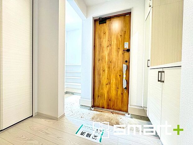 〜余裕の広さの玄関〜 ・玄関スペースを大きく取る事でご帰宅された際の開放感が違います。 ・お客様を出迎える顔にもなる玄関、この広さは魅力的ですね。ぜひ現地でご体感くださいませ。