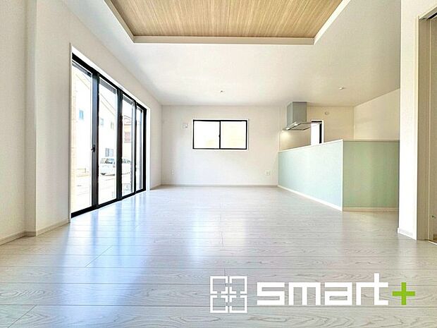 〜穏やかな陽の入るＬＤＫ〜 ・大きな窓のあるＬＤＫは陽当りも良好で明るい空間となっております。 ・ご家族団らんなど過ごす時間の多いＬＤＫが明るいのは嬉しいポイントですね。 