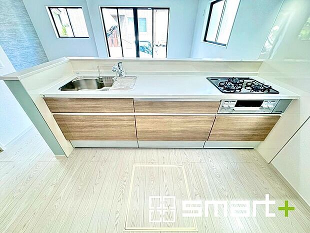 〜人気のカウンターキッチン〜 ・キッチンには余計な柱が無いので、リビングが見渡せ開放感のある造りとなっております。 ・蛇口には浄水器が内蔵されるなど機能面でも優れたキッチンです。