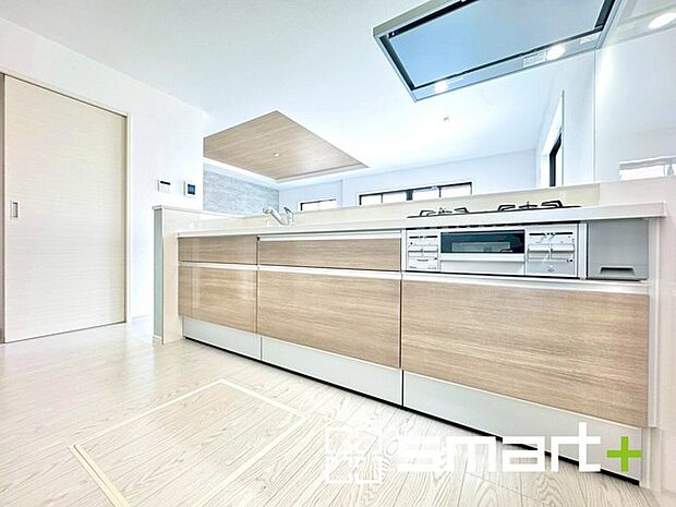 〜使い勝手の良いシステムキッチン〜 ・料理がしやすい設計のキッチンでお料理もはかどりますね。 ・もちろんキッチン下部は収納になっておりますので、フライパンなども収納可能です。