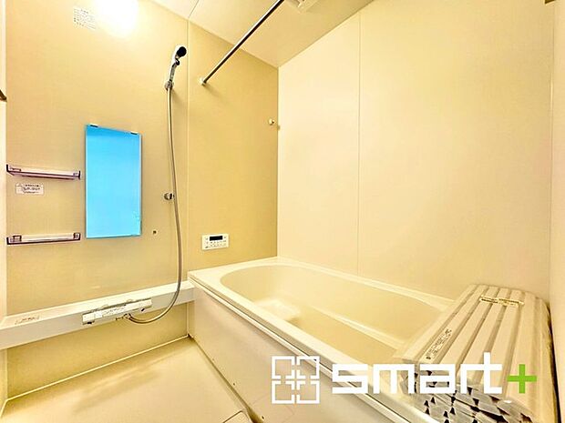 〜浴室乾燥機付きの浴室〜 ・浴室には乾燥機が付いているので雨の日でも洗濯物を干すことが可能です。 ・水はけの良い床材など機能面も充実。マイクロバルなどオプションもご相談くださいませ。 