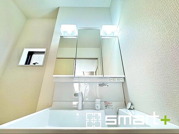 〜人気の三面鏡を採用〜 ・洗面台は三面鏡仕様なので鏡の角度を変える事で頭の後ろの方までご確認可能です。 ・鏡の裏が収納になっておりますので、洗面台周りもスッキリと片付きます。 