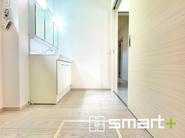 〜余裕のある広さの洗面スペース〜 ・洗面スペースを大きめに取る事でリネン置場などにも困らず、洗濯なども楽々行っていただけます。 ・洗面が広い物件は意外と少ないので、ぜひご覧くださいませ。