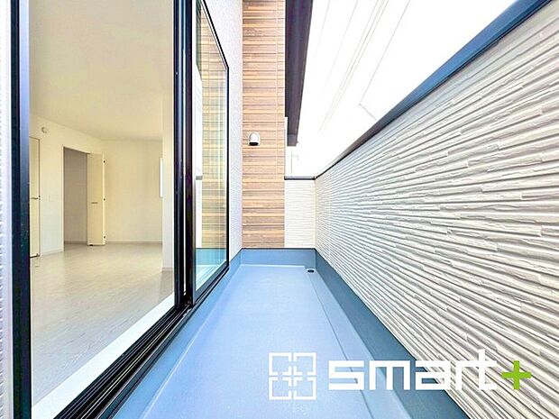 〜洗濯物も干しやすいバルコニー〜 ・バルコニーには物干し竿受けが標準装備されております。 ・テラス屋根等のオプションもお気軽にご相談くださいませ。 