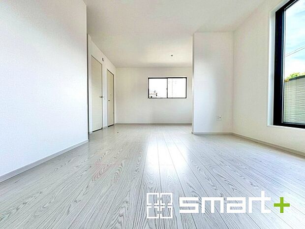 〜自然な風合いの洋室〜 ・ナチュラルな色彩で纏められた洋室は家具のコーディネートもしやすくなっております。 ・どんな家具にするか考えるだけでも楽しくなってきますね。