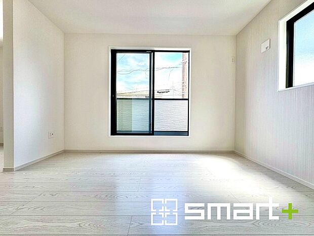 〜収納豊富な洋室〜 ・各居室に備え付けの収納をご用意。タンスなどを置く場合と比べ出っ張らないので部屋の中を有効のご活用いただけます。 ・収納の広さなどぜひ現地でご確認くださいませ。