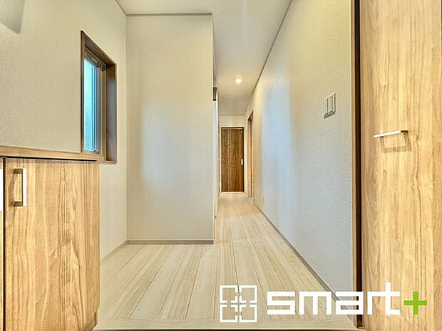 〜穏やかな陽が入る玄関〜 ・圧迫感がなくスッキリ広々とした印象の玄関。窓からは明るい陽光が差し込みます。