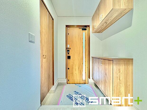 〜明るい玄関でお出迎え〜 ・圧迫感がなくスッキリ広々とした印象の玄関。玄関ドアにガラス部分を設ける事で穏やかな陽の入り明るい空間になります。 