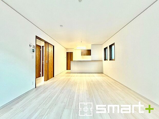 〜穏やかな陽の入るＬＤＫ〜 ・大きな窓のあるＬＤＫは陽当りも良好で明るい空間となっております。 ・ご家族団らんなど過ごす時間の多いＬＤＫが明るいのは嬉しいポイントですね。