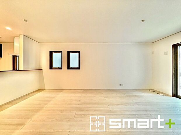 〜日当り良好のＬＤＫ〜 ・たくさんの窓からたっぷりの陽光が差し込む明るいリビングは、ご家族みんなでゆったりくつろげますね。 ・優しさあふれるナチュラルカラーで、家具やカーテンの色も選びやすいです。