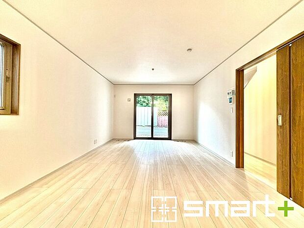 〜家族団らんにピッタリのＬＤＫ〜 ・ご家族みんながゆったり寛げる広々としたリビングは、大きな窓からたっぷりの陽光が差し込む明るい空間。 ・ご家族が自然と集まる憩いのスペースになりそうですね。