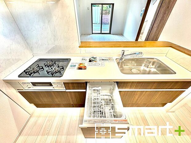 〜食器洗浄機を標準装備〜 ・キッチンにはビルトインタイプの食器洗浄機を標準装備。 ・家事にかける時間を削減でき、「自分時間」を増やすことができる嬉しいアイテムです。