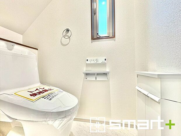 〜小窓付きの明るいトイレ〜 ・使用後や掃除の際に窓を開ければ、外からの新鮮な空気を取り込み素早く換気ができます。 