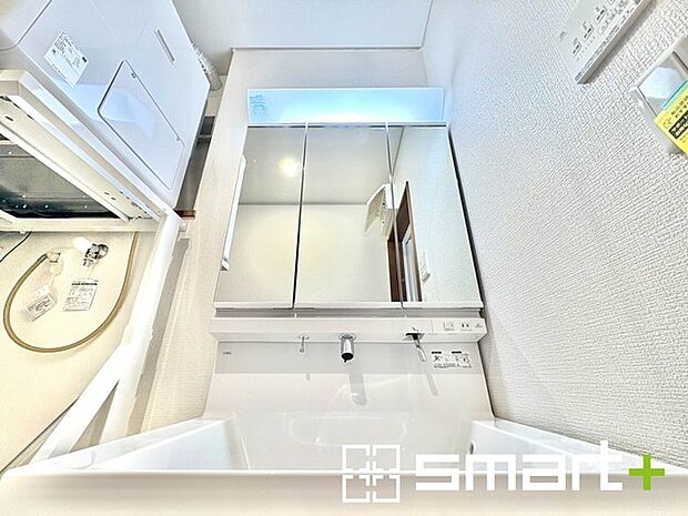 〜人気の三面鏡を採用〜 ・洗面台は三面鏡仕様なので鏡の角度を変える事で頭の後ろの方までご確認可能です。 ・鏡の裏が収納になっておりますので、洗面台周りもスッキリと片付きます。