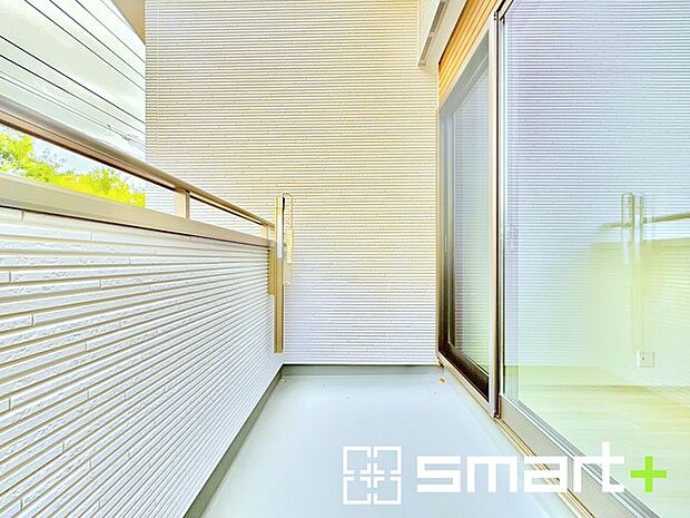 〜洗濯物も干しやすいバルコニー〜 ・バルコニーには物干し竿受けが標準装備されております。 ・テラス屋根等のオプションもお気軽にご相談くださいませ。