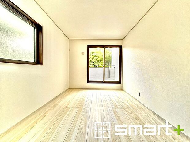 〜バルコニーに面した洋室〜 ・バルコニー側の大きな窓から穏やかな陽が差し込む明るい洋室。7.5帖のゆとりある広さが嬉しいですね。 ・収納スペースも付いているのでお子様のお部屋にもぴったりです。