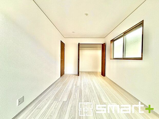 〜明るい洋室〜 ・2面採光で日当たり良好の洋室。くつろぎのプライベート時間を明るい空間で穏やかにお過ごしいただけます。 ・収納スペースも付いているので整理整頓しやすく、生活空間が広がりますね。