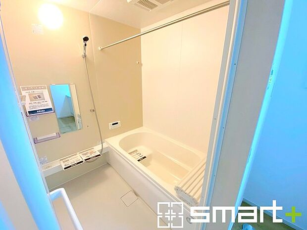 〜浴室乾燥機付きの浴室〜 ・浴室には乾燥機が付いているので雨の日でも洗濯物を干すことが可能です。 ・水はけの良い床材など機能面も充実。マイクロバルなどオプションもご相談くださいませ。 