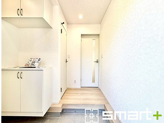 〜穏やかな陽が入る玄関〜 ・窓に加えて玄関ドアのガラス部分からも穏やかな陽が入り、明るい玄関になります。 ・備え付けのシューズボックスはたっぷりしまえて玄関がスッキリ片付きますね。