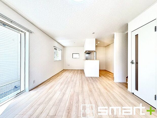 〜日当り良好のＬＤＫ〜 ・大きな窓からたっぷりの陽光が差し込む明るいリビングは、ご家族みんなでゆったりくつろげますね。 ・柔らかみのあるナチュラルカラーで、家具やカーテンの色も選びやすいです。 