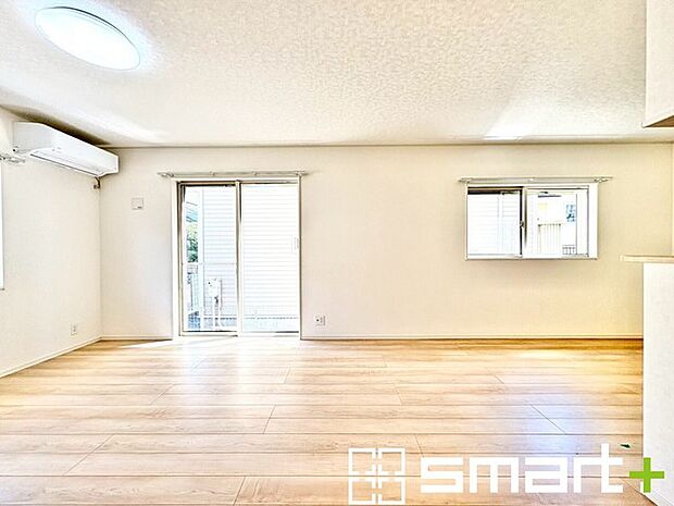 〜穏やかな陽の入るＬＤＫ〜 ・大きな窓のあるＬＤＫは陽当りも良好で明るい空間となっております。 ・ご家族団らんなど過ごす時間の多いＬＤＫが明るいのは嬉しいポイントですね。 