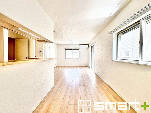 〜窓からはたっぷりの陽光〜 ・穏やかな陽だまりに包まれる居心地の良いＬＤＫは南側に大開口の窓があるので明るく開放的な空間に。 ・家事をしながらリビング全体が見渡せるカウンターキッチンも魅力。