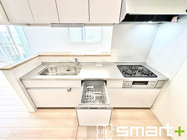 〜食器洗浄機を標準装備〜 ・キッチンにはビルトインタイプの食器洗浄機を標準装備。 ・家事にかける時間を削減でき、「自分時間」を増やすことができる嬉しいアイテムです。 