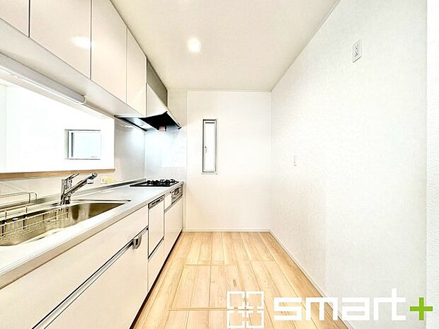 〜使い勝手の良いシステムキッチン〜 ・料理がしやすい設計のキッチンでお料理もはかどりますね。 ・もちろんキッチン下部は収納になっておりますので、フライパンなども収納可能です。 