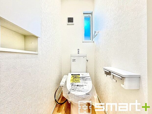 〜小窓付きの明るいトイレ〜 ・外からの新鮮な空気を取り込み素早く換気ができます。 ・場所を取らない埋め込みタイプの収納付き。トイレットペーパーのストックや掃除用具など収納に困りません。
