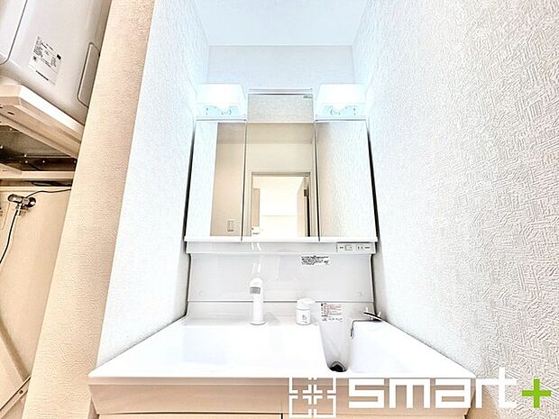 〜人気の三面鏡を採用〜 ・洗面台は三面鏡仕様なので鏡の角度を変える事で頭の後ろの方までご確認可能です。 ・鏡の裏が収納になっておりますので、洗面台周りもスッキリと片付きます。 