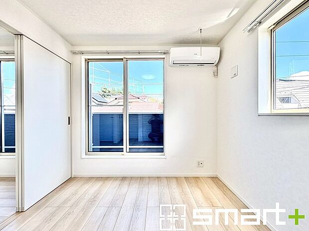 〜バルコニーに面した洋室〜 ・バルコニー側の大きな窓から穏やかな陽が差し込む明るい洋室。 ・収納スペースも付いているのでお子様のお部屋にもぴったりです。