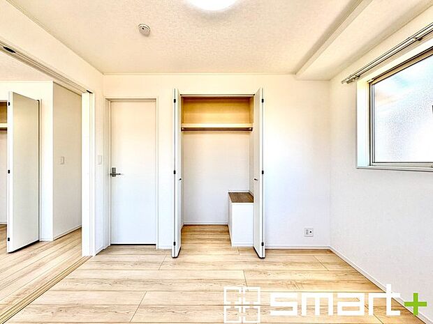 〜収納豊富な洋室〜 ・各居室に備え付けの収納をご用意。タンスなどを置く場合と比べ出っ張らないので部屋の中を有効のご活用いただけます。 ・収納の広さなどぜひ現地でご確認くださいませ。 