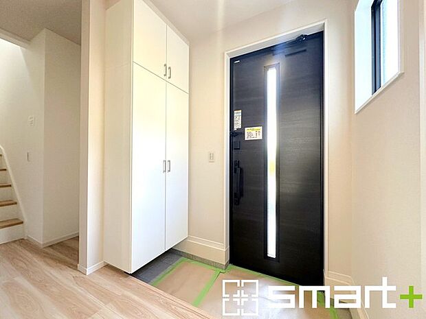 〜十分な容量のシューズボックス〜 ・備え付けのシューズボックスは充分な容量を確保。 ・より大型のものへのご変更などご希望の方もお気軽にご相談くださいませ。 