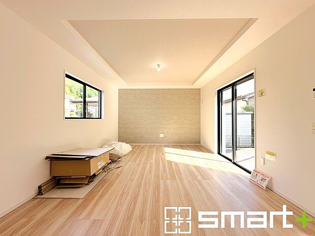 〜余裕の空間が広がるＬＤＫ〜 ・20.8帖あるＬＤＫはご家族団らんのお時間を余裕の広さで演出してくれます。 ・ご内覧の際は家具の配置などもイメージしながらご覧くださいませ。 