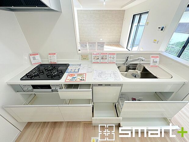 〜人気のカウンターキッチン〜 ・キッチンには余計な柱が無いので、リビングが見渡せ開放感のある造りとなっております。 ・蛇口には浄水器が内蔵されるなど機能面でも優れたキッチンです。 