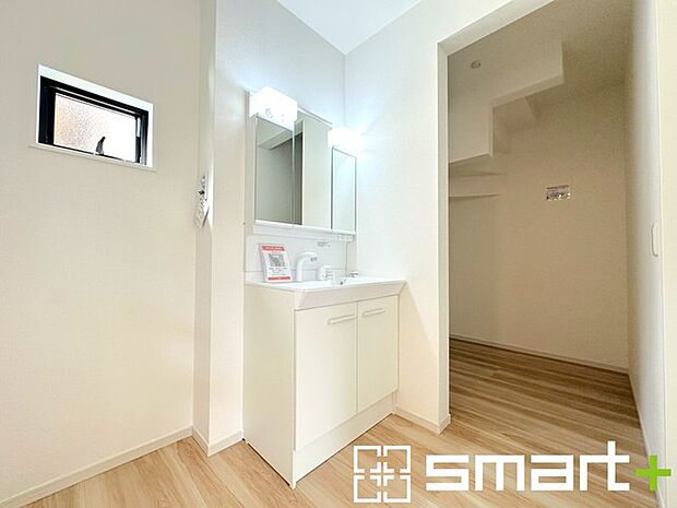 〜収納も充実の洗面所〜 ・洗面所にはリネンスペースを設ける事でタオルや洗剤などの置場にも困りません。 ・意外とリネンスペースがある物件は少ないので、ぜひ現地でその魅力をご確認ください。 