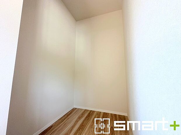 〜憧れのウォークインクローゼット〜 ・居室にウォークインを設ける事で季節ものや趣味の用具などもスッキリと収納可能です。 ・ぜひ現地でその便利さをご体感くださいませ。 